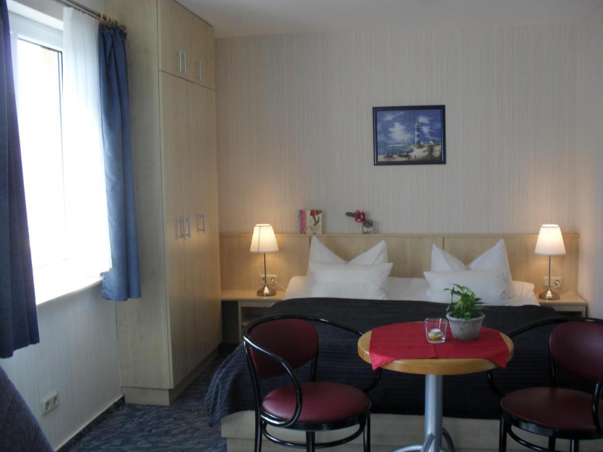 Hotel-Pension Zur Mole Wiek auf Ruegen Exterior photo