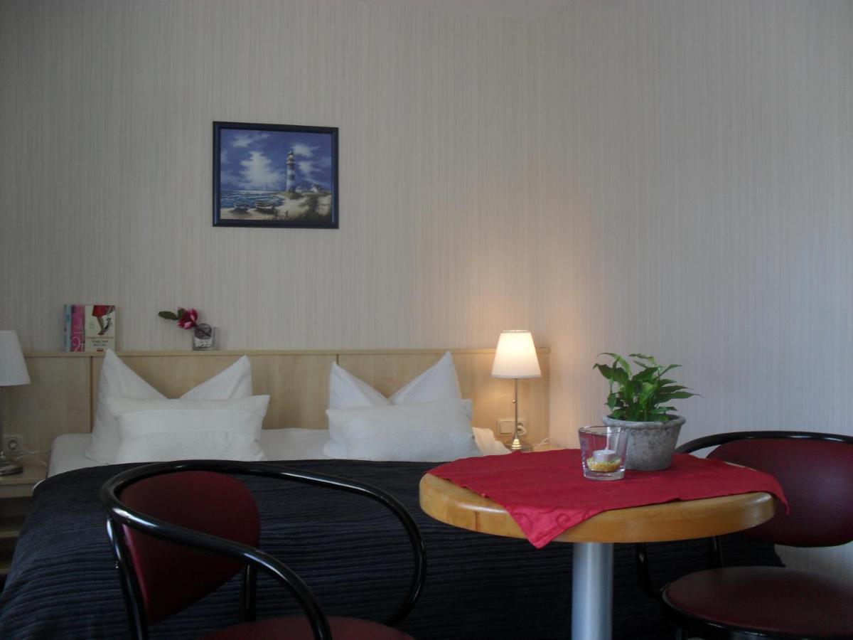 Hotel-Pension Zur Mole Wiek auf Ruegen Exterior photo